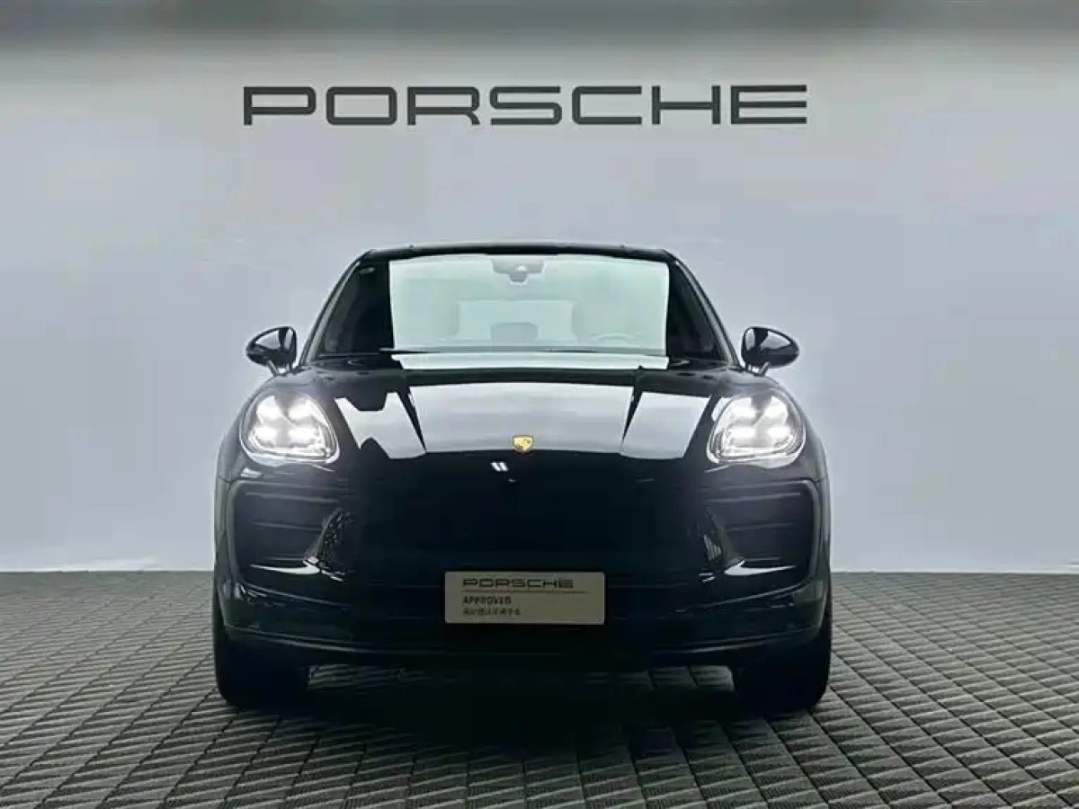 PORSCHE MACAN