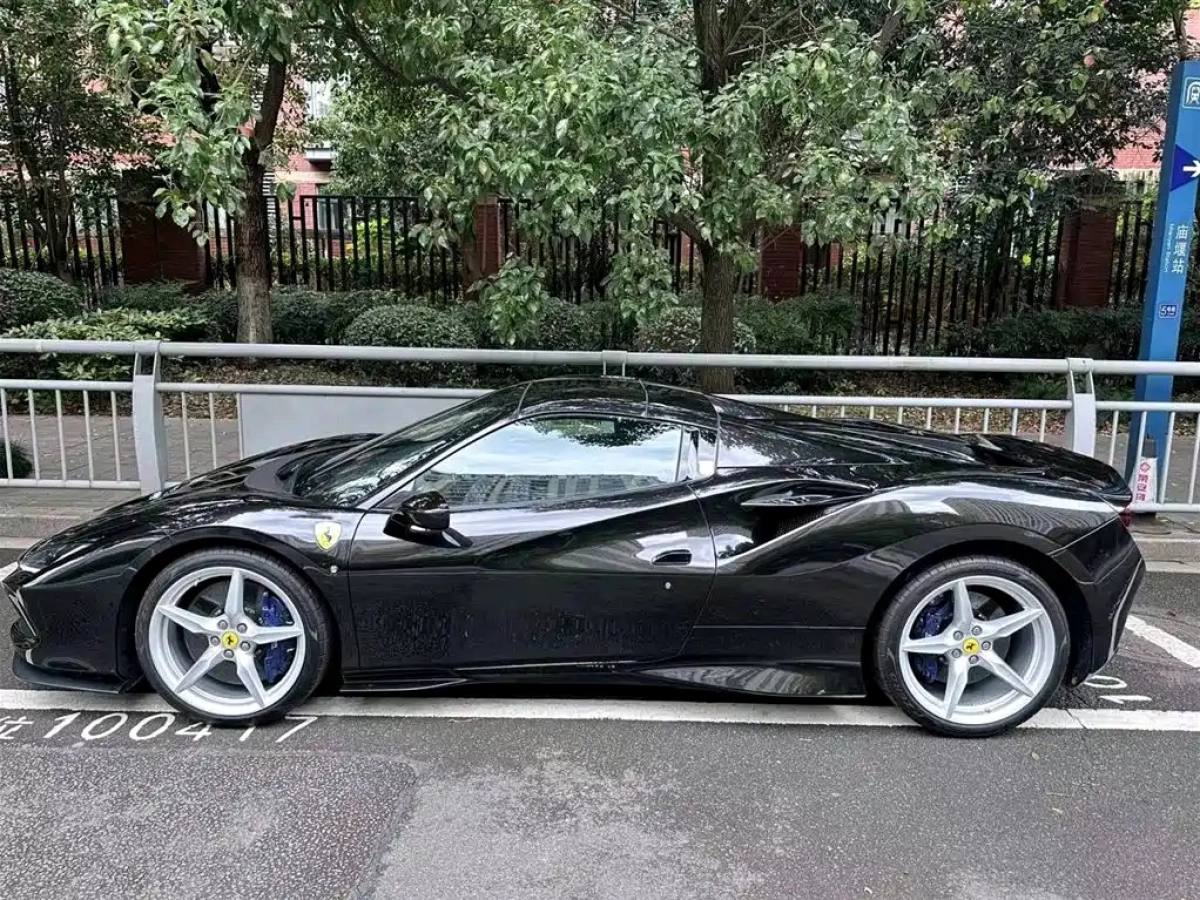 FERRARI F8