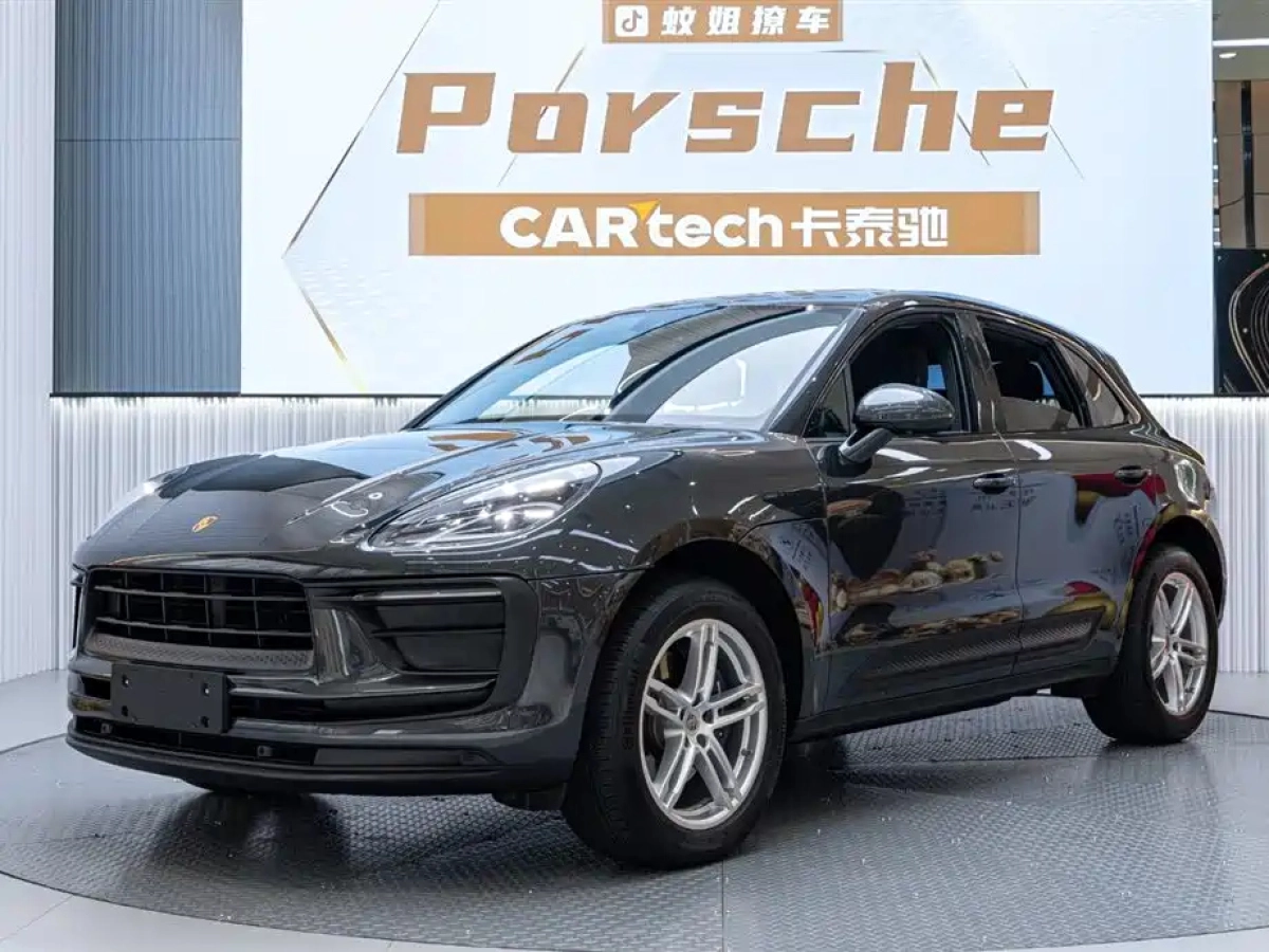 PORSCHE MACAN