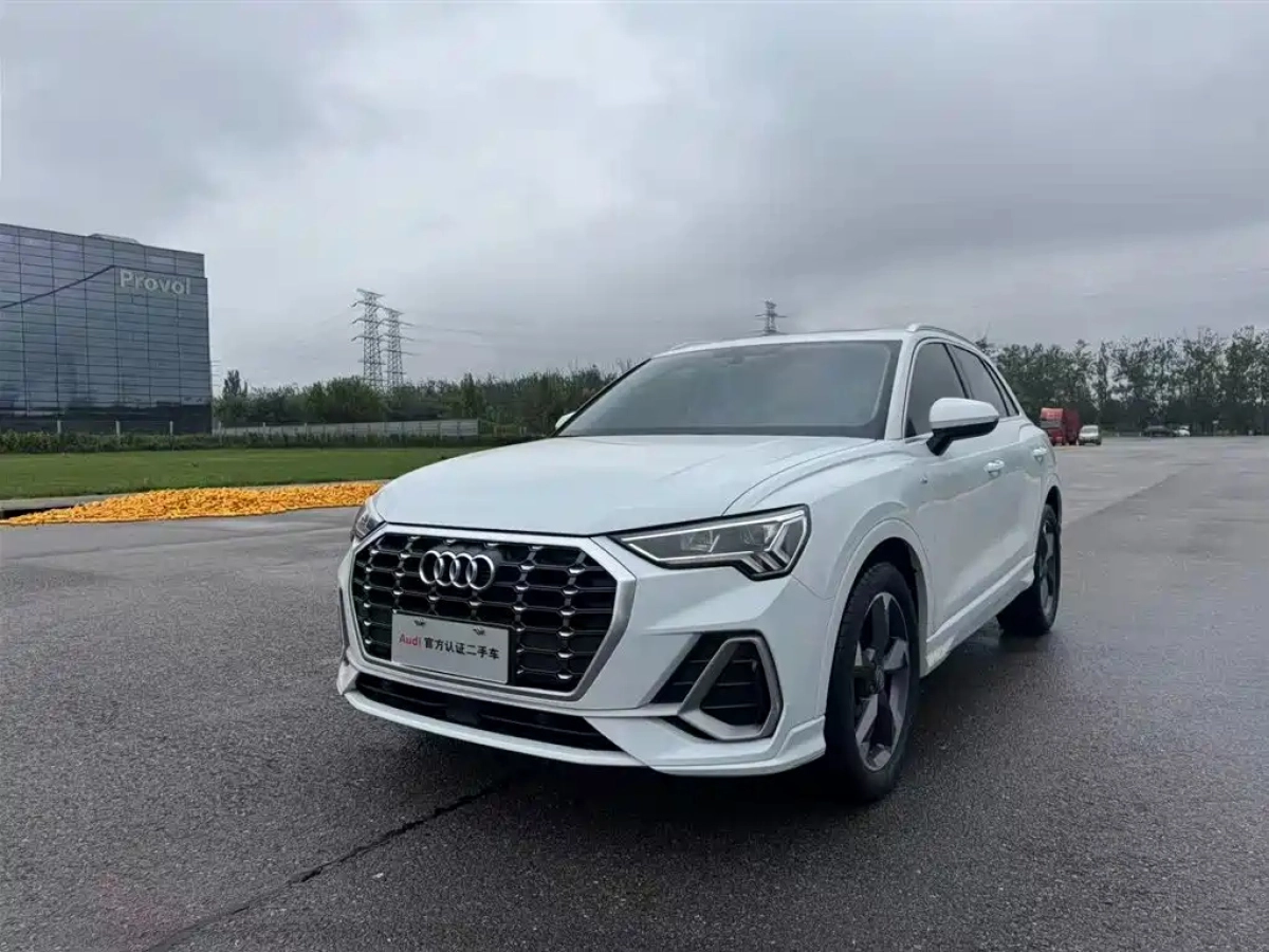 AUDI Q3