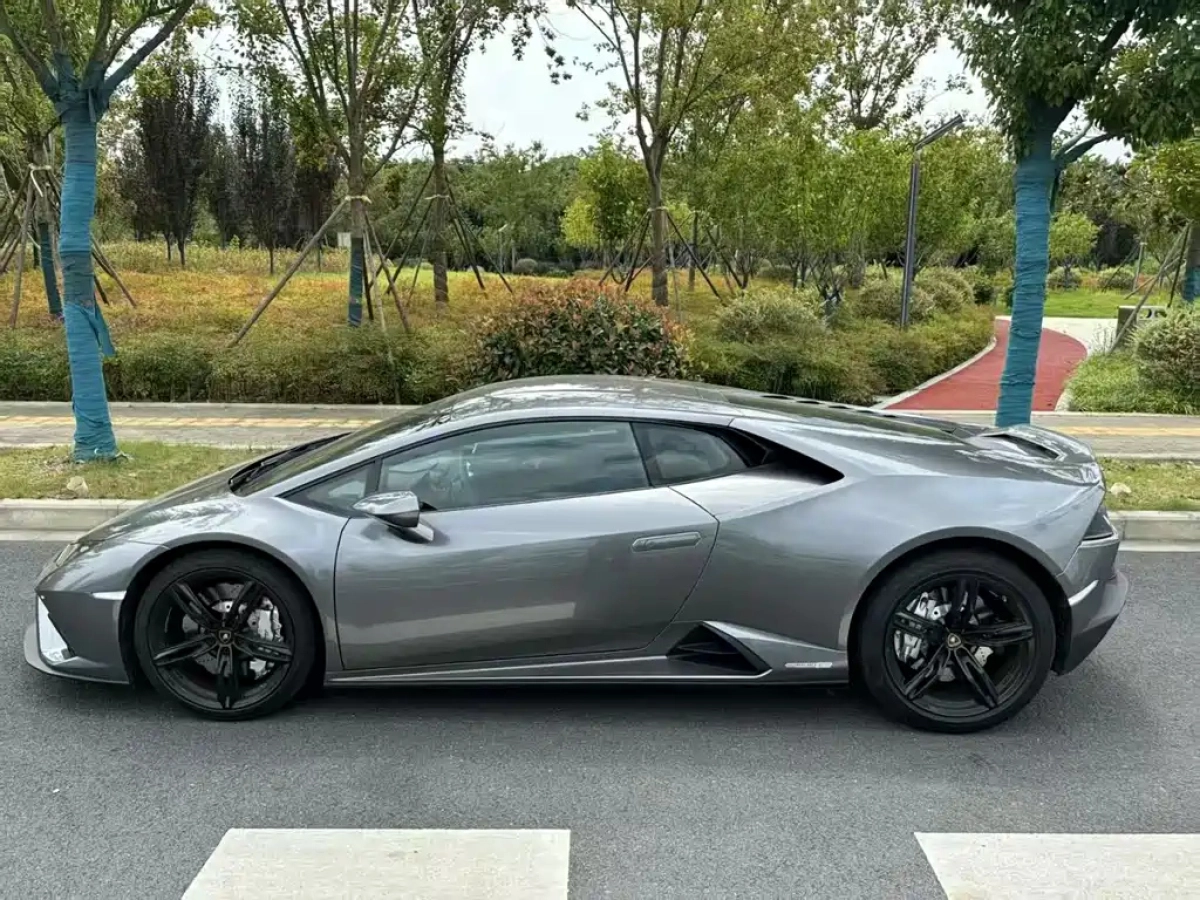 LAMBORGHINI HURACAN