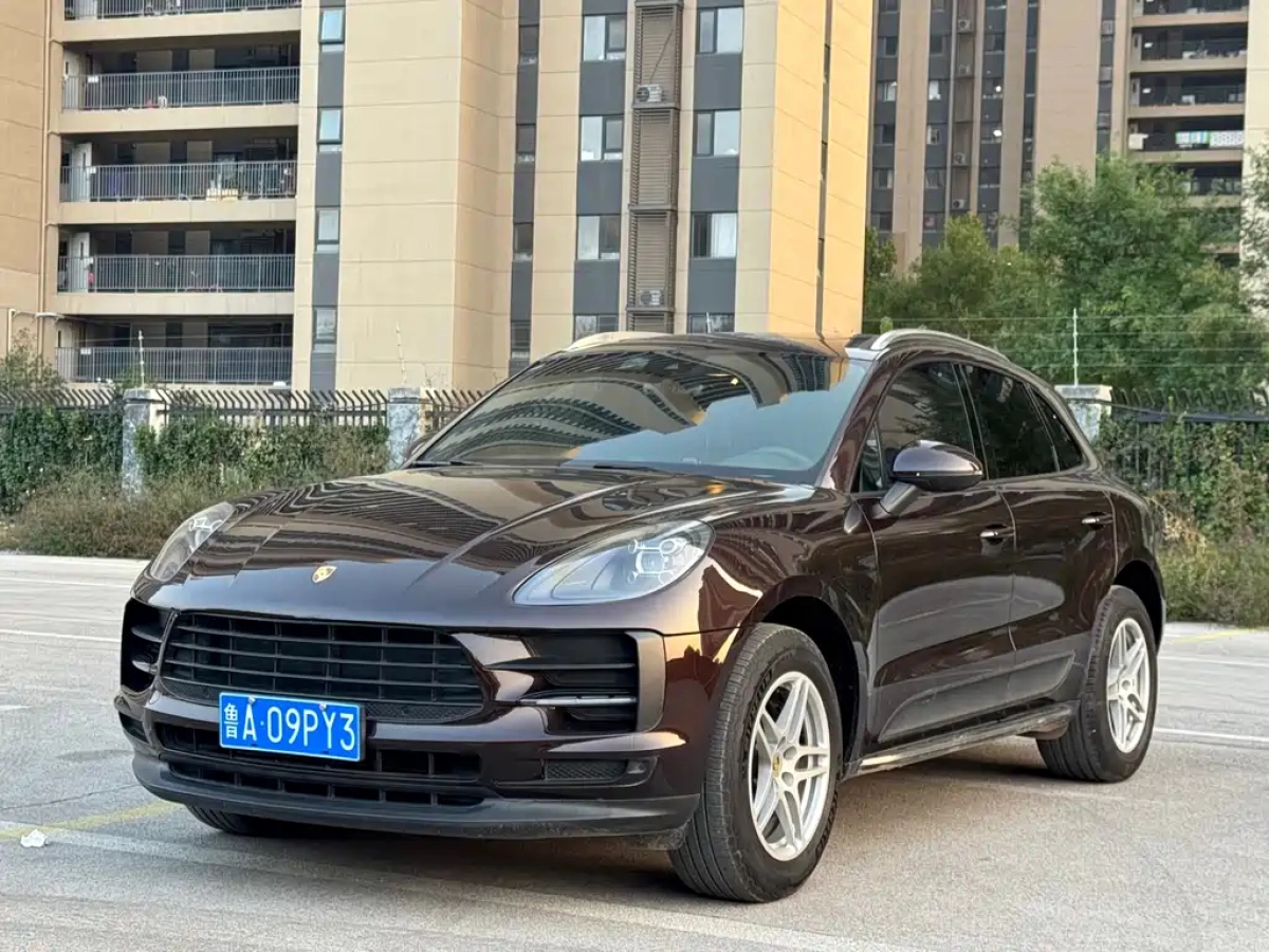 PORSCHE MACAN