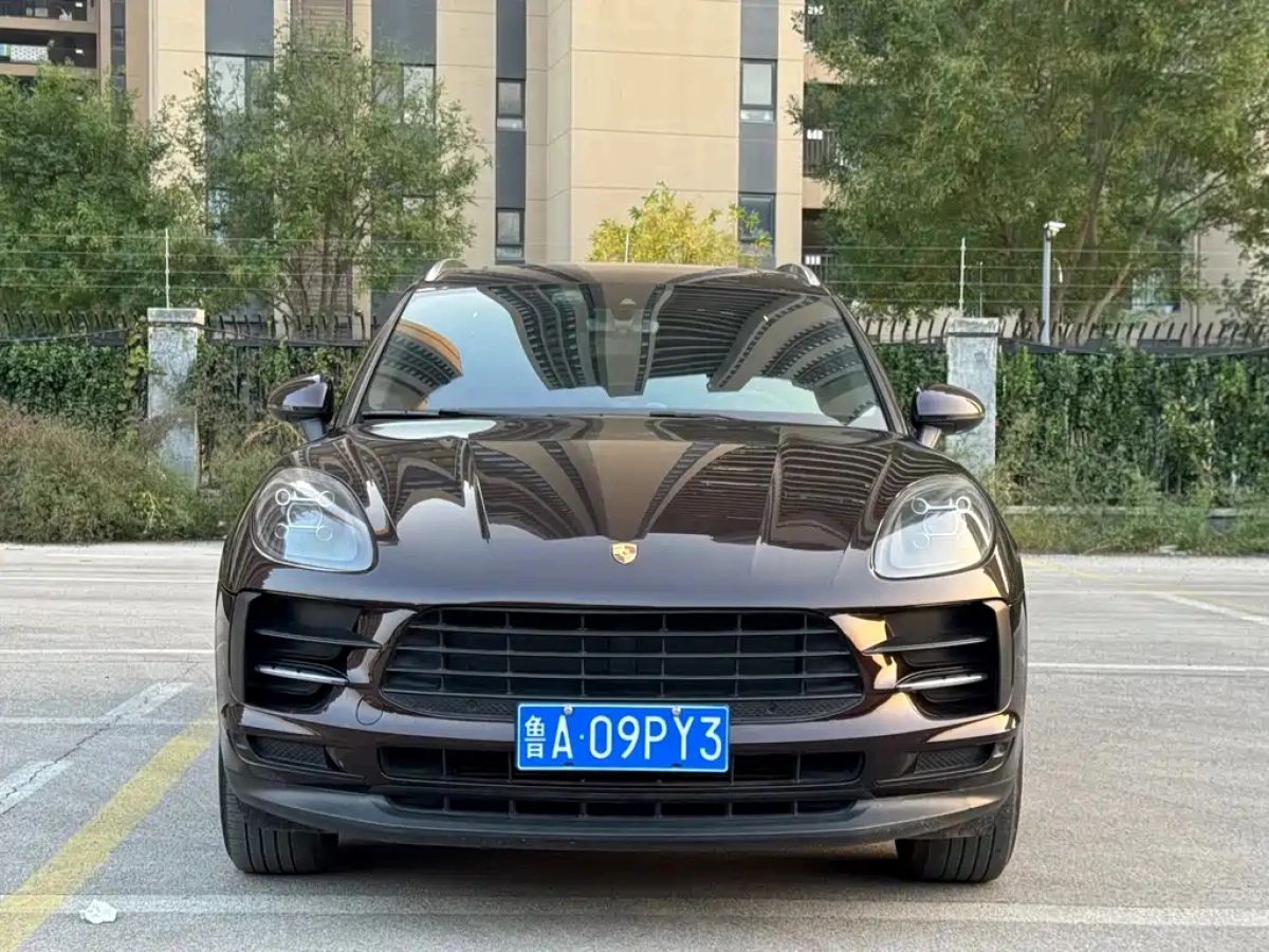 PORSCHE MACAN