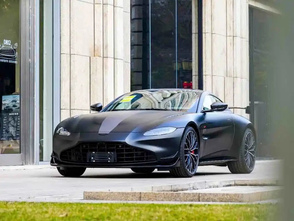 ASTON MARTIN V8 VANTAGE  2025