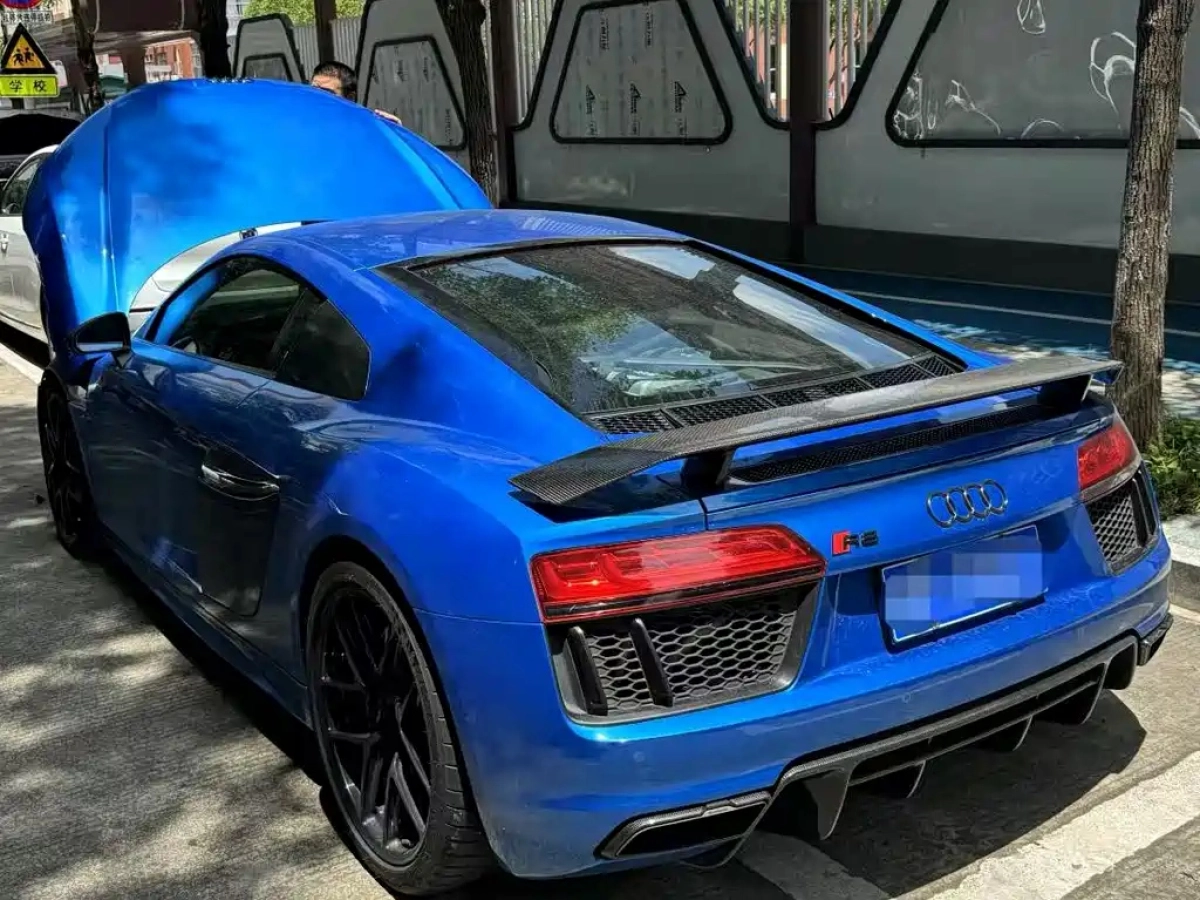 AUDI R8