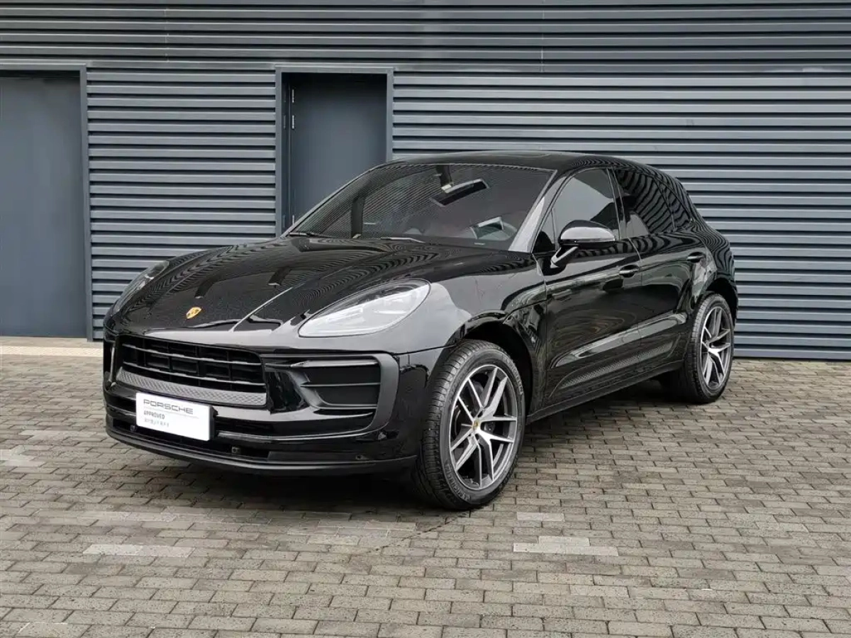 PORSCHE MACAN