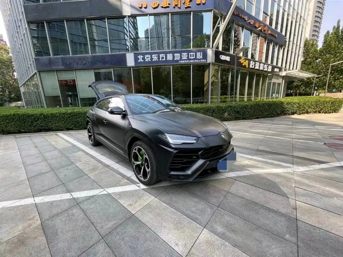 LAMBORGHINI URUS