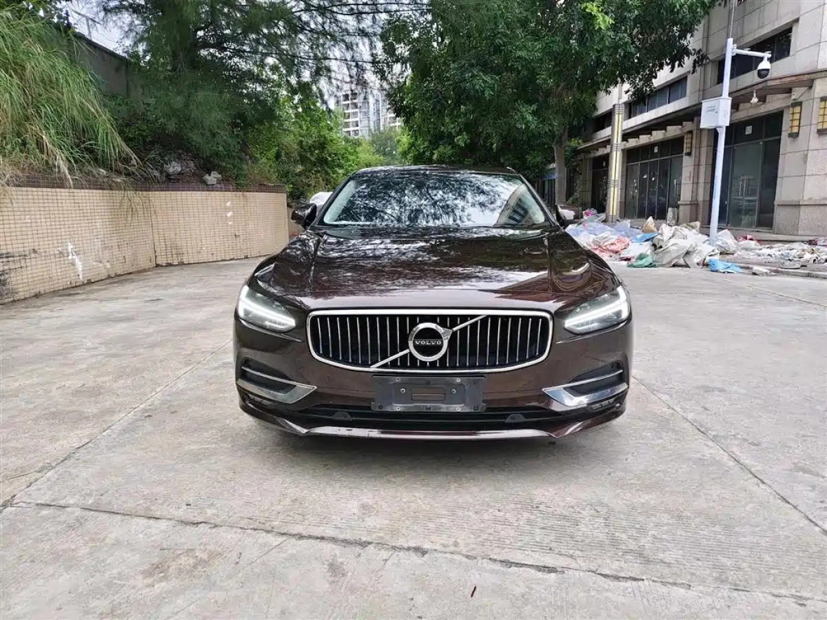 VOLVO S90