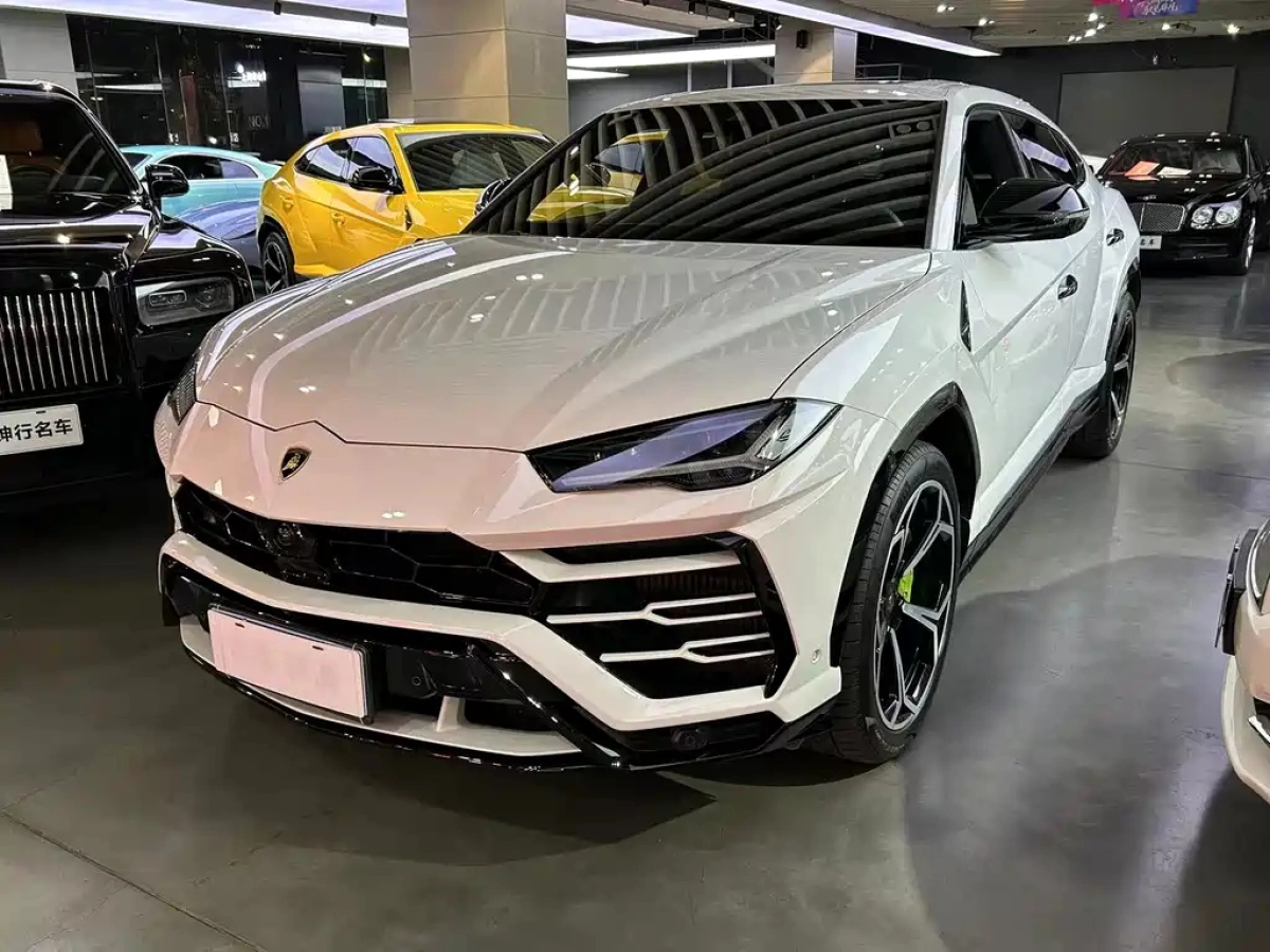 LAMBORGHINI URUS  2020