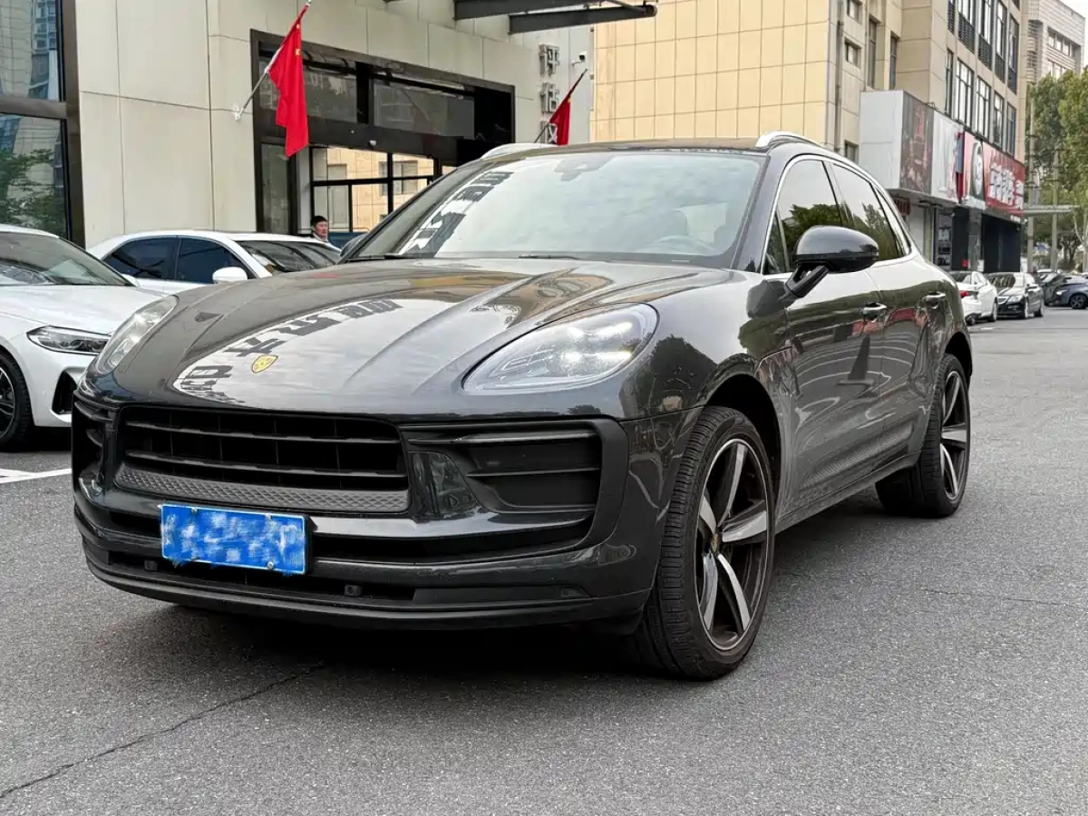 PORSCHE MACAN