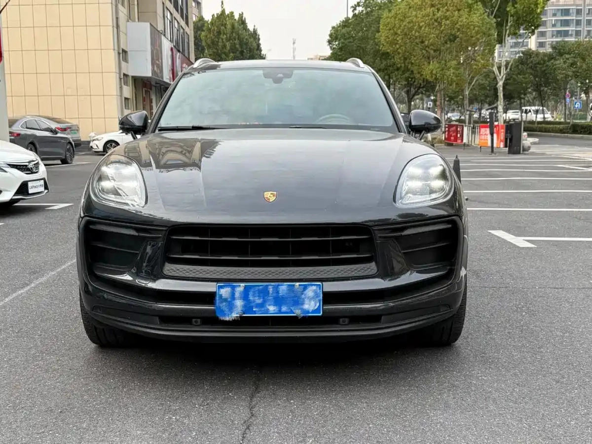 PORSCHE MACAN