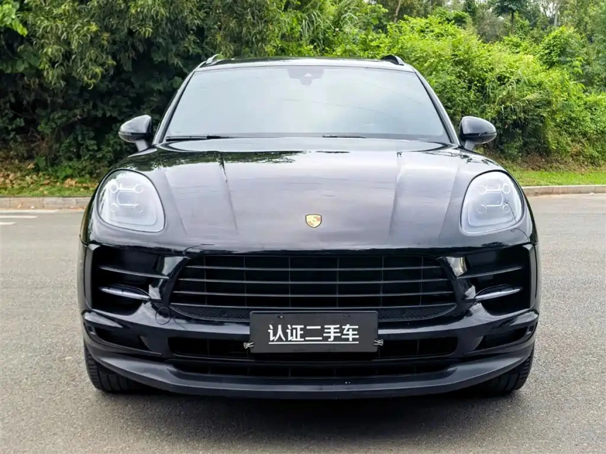 PORSCHE MACAN