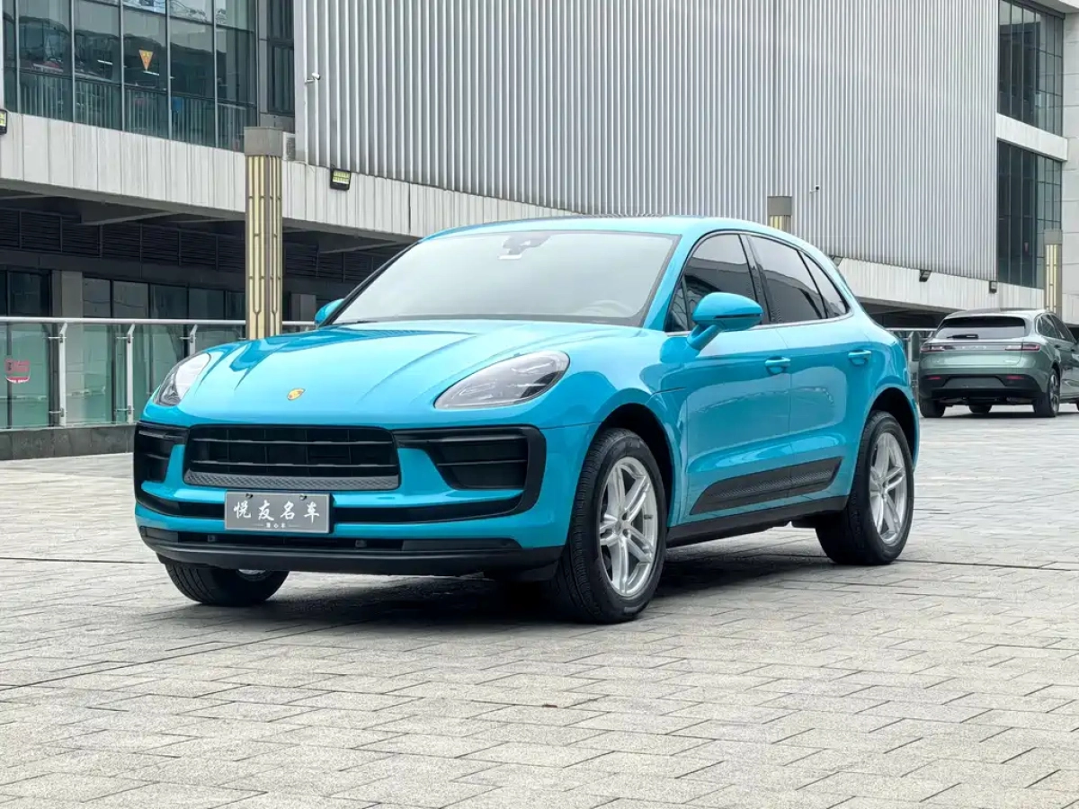 PORSCHE MACAN