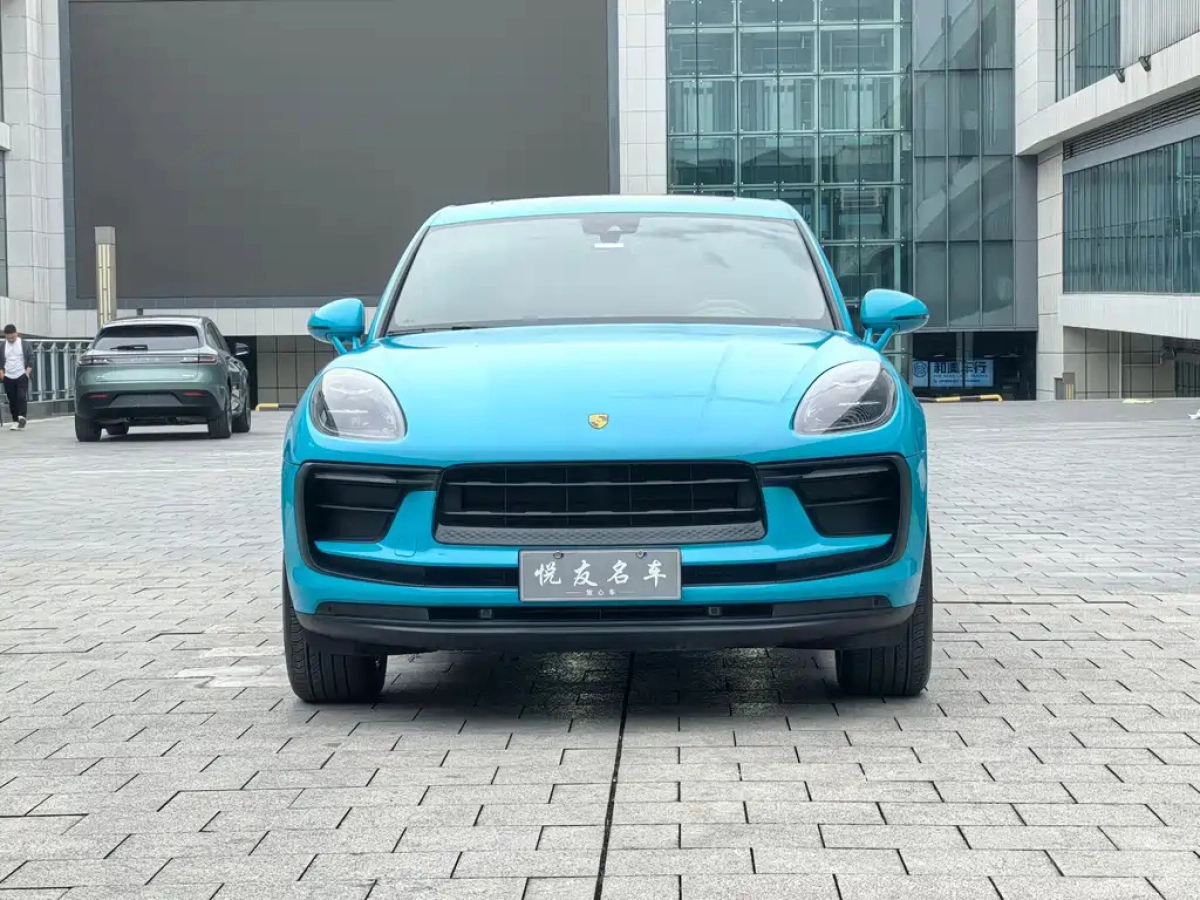PORSCHE MACAN