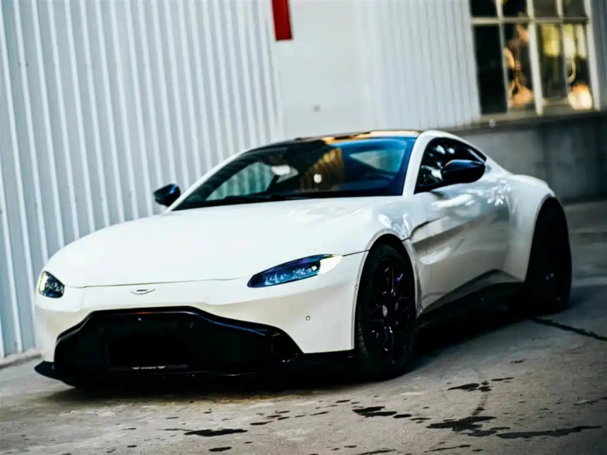 ASTON MARTIN V8 VANTAGE  2019