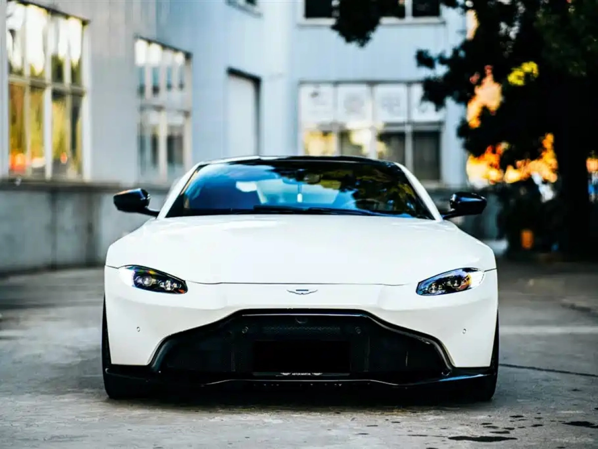 ASTON MARTIN V8 VANTAGE