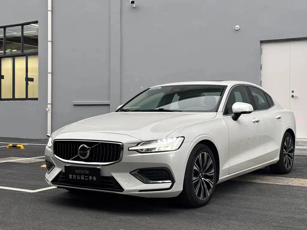 VOLVO S60  2025