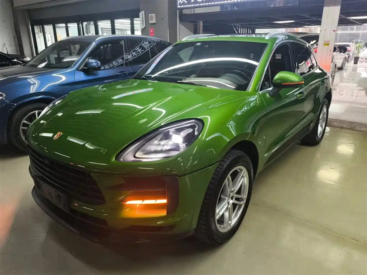 PORSCHE MACAN