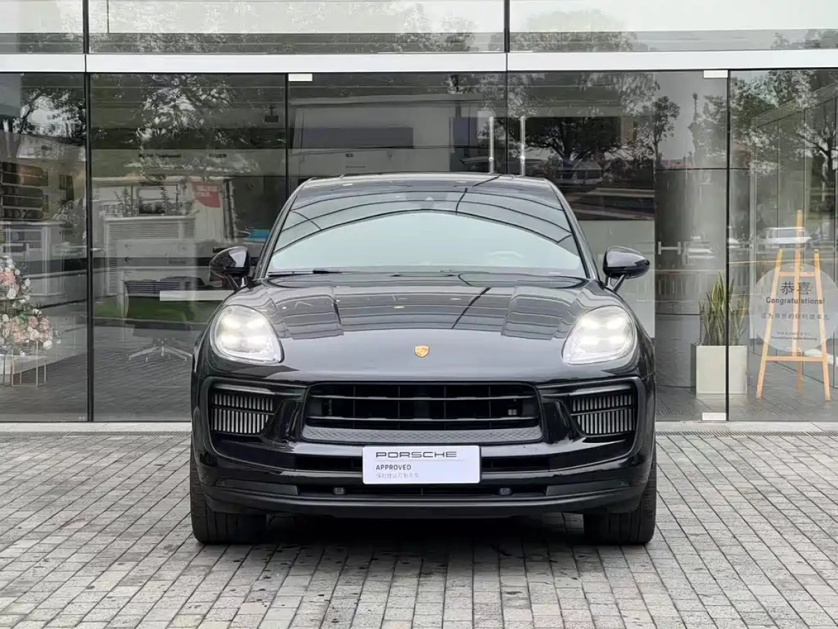 PORSCHE MACAN