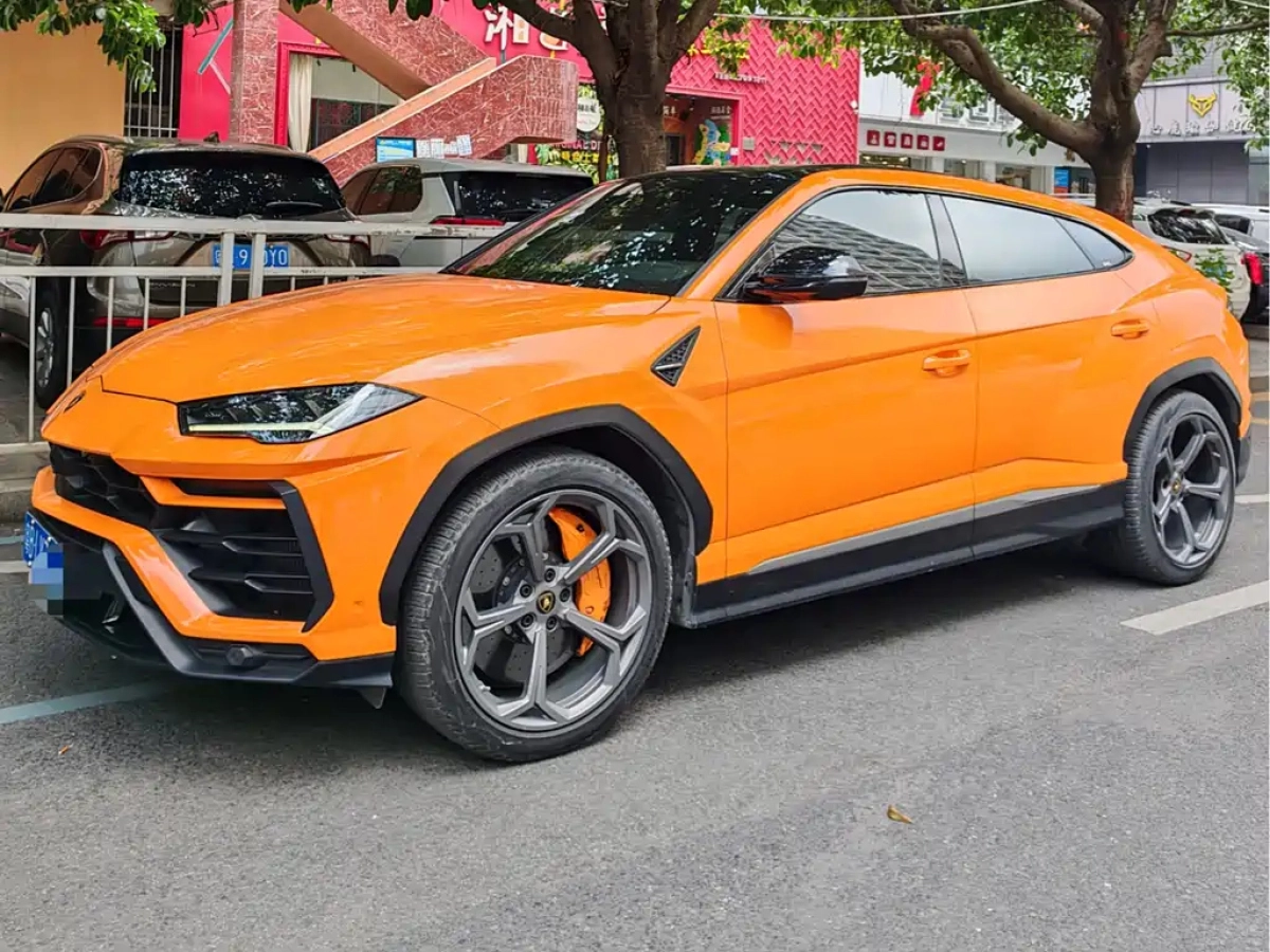 LAMBORGHINI URUS