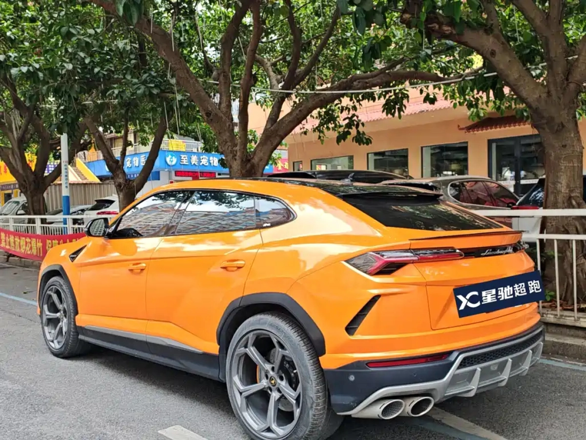 LAMBORGHINI URUS