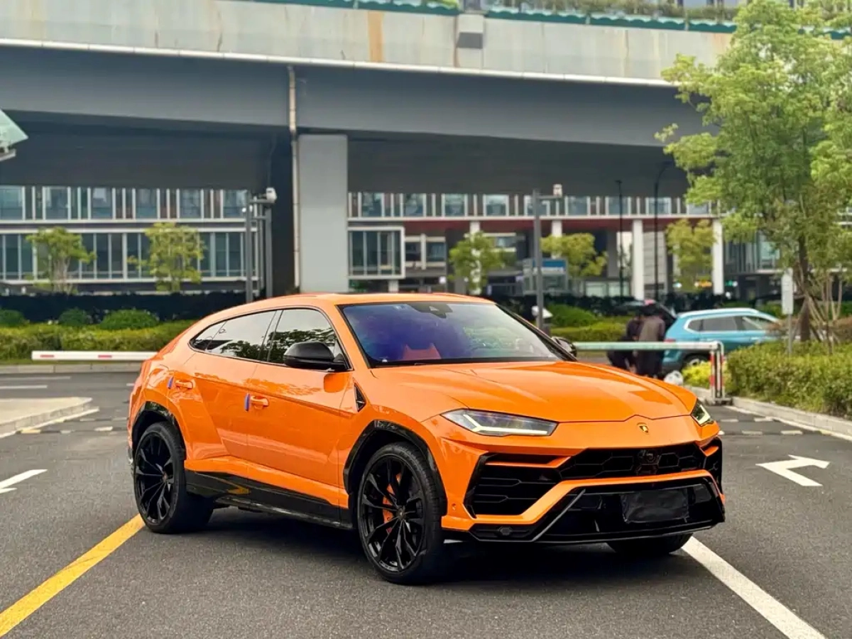 LAMBORGHINI URUS
