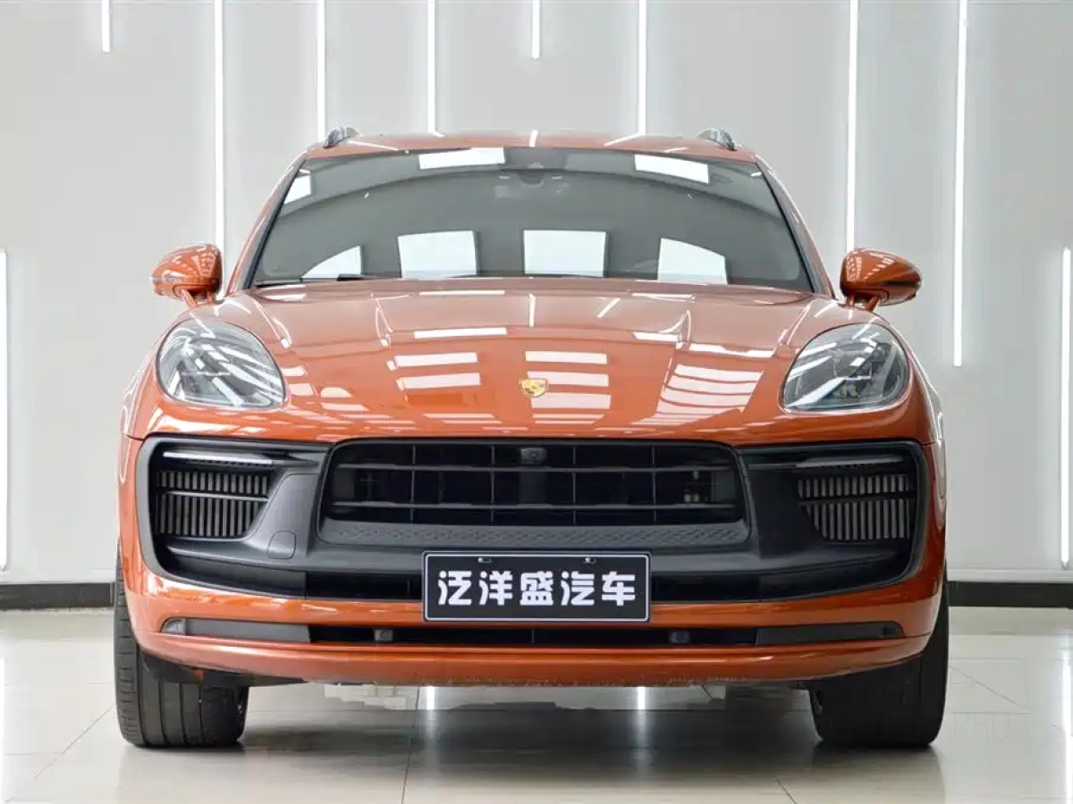 PORSCHE MACAN