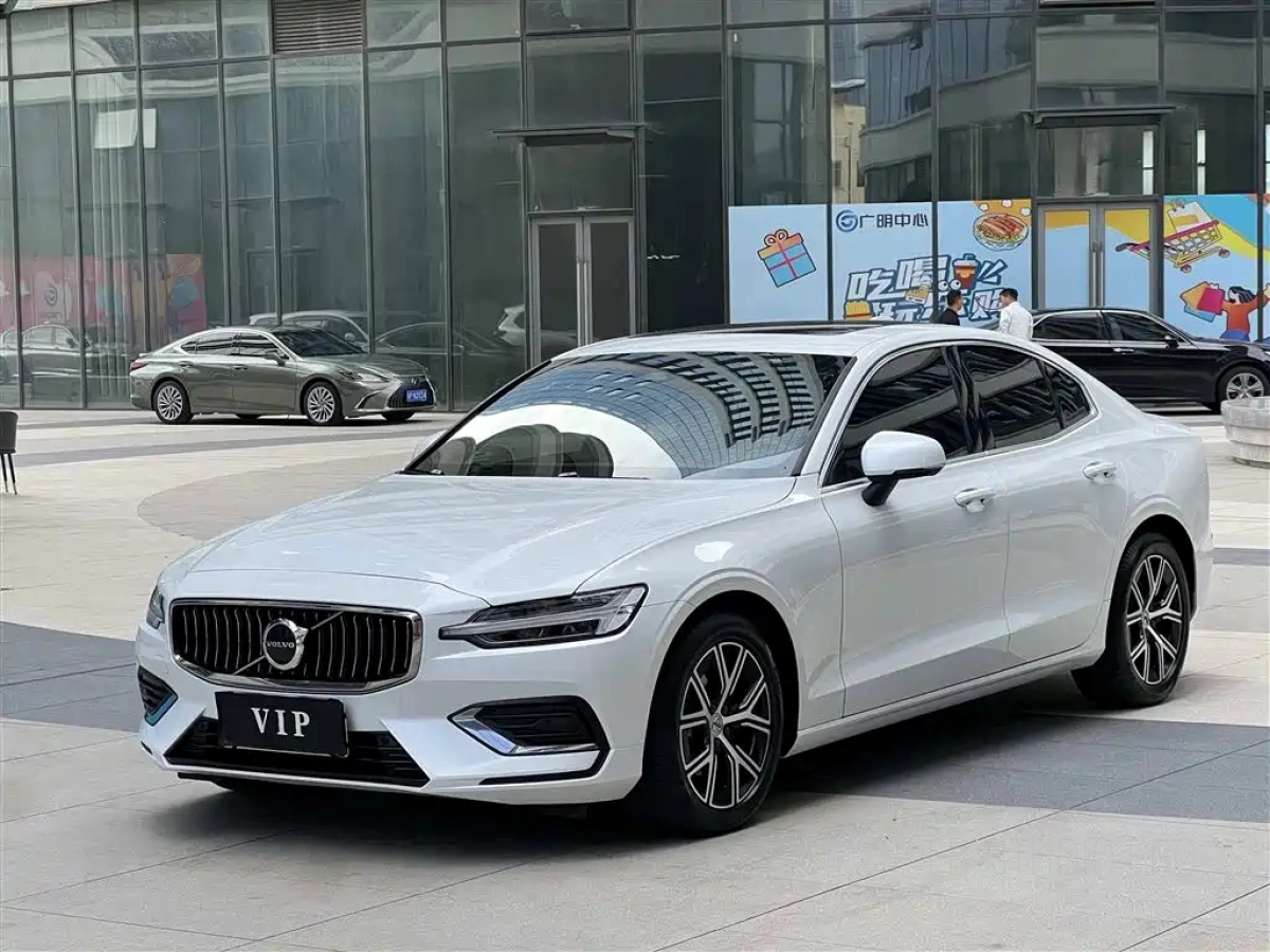 VOLVO S60  2025