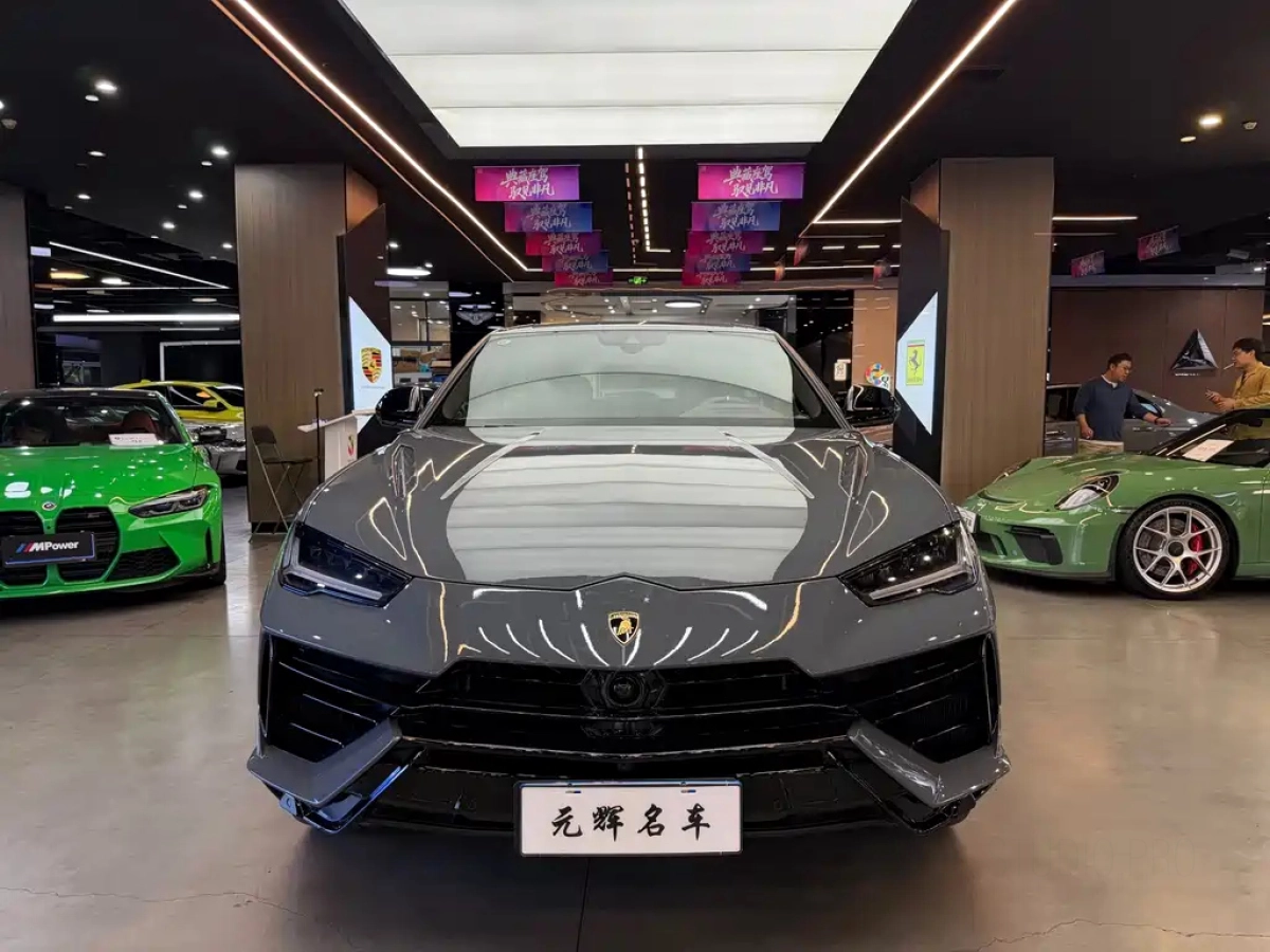 LAMBORGHINI URUS