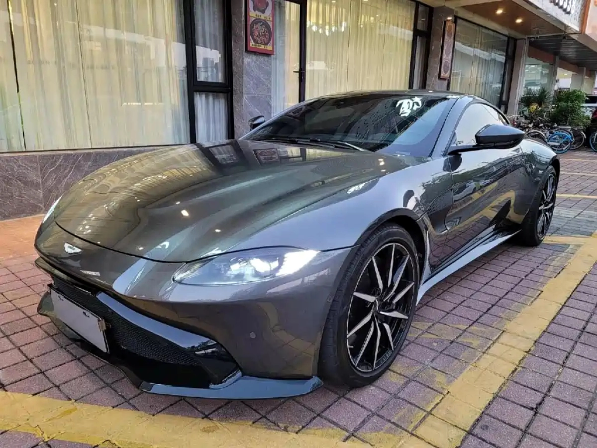 ASTON MARTIN V8 VANTAGE  2020