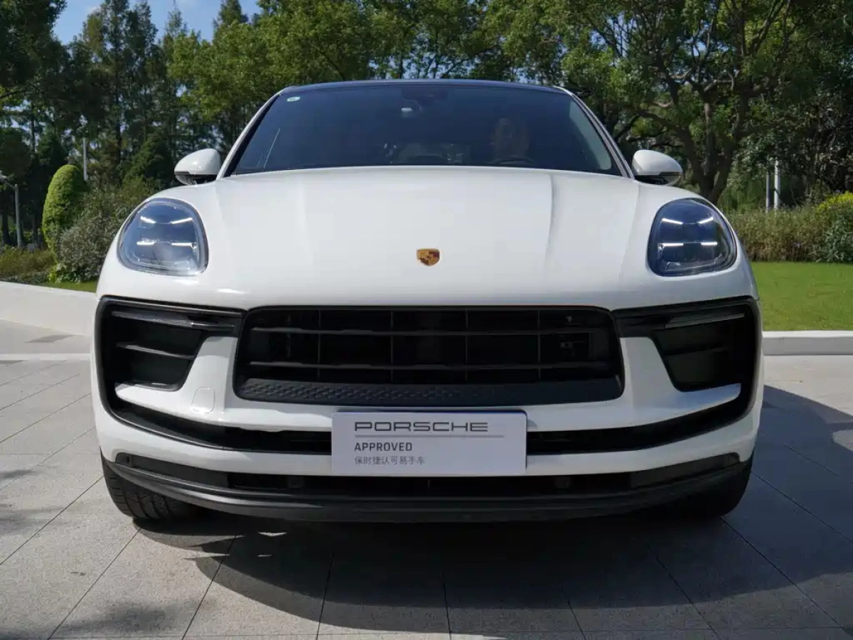 PORSCHE MACAN