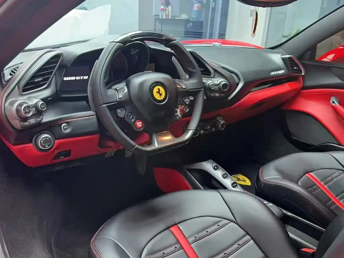FERRARI 488