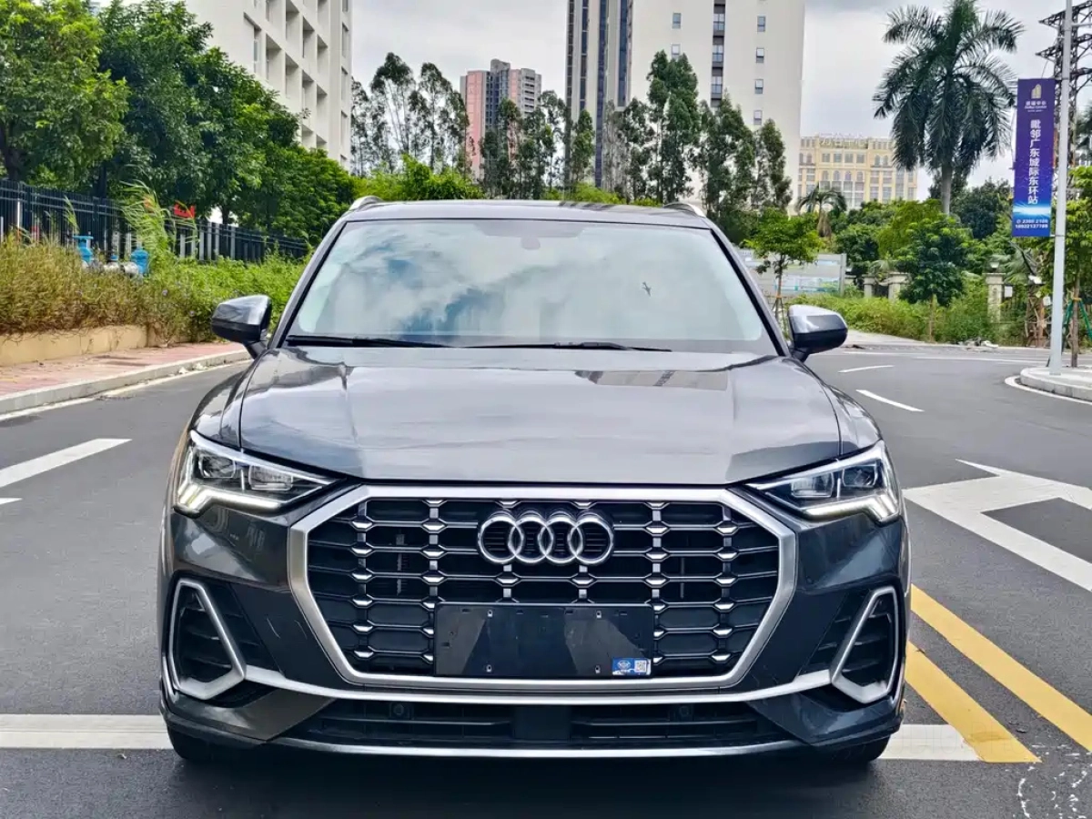 AUDI Q3