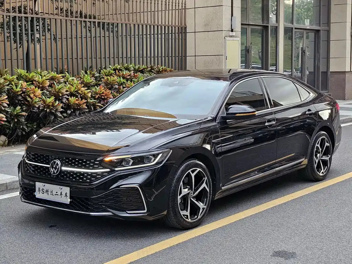 VOLKSWAGEN PASSAT  2023