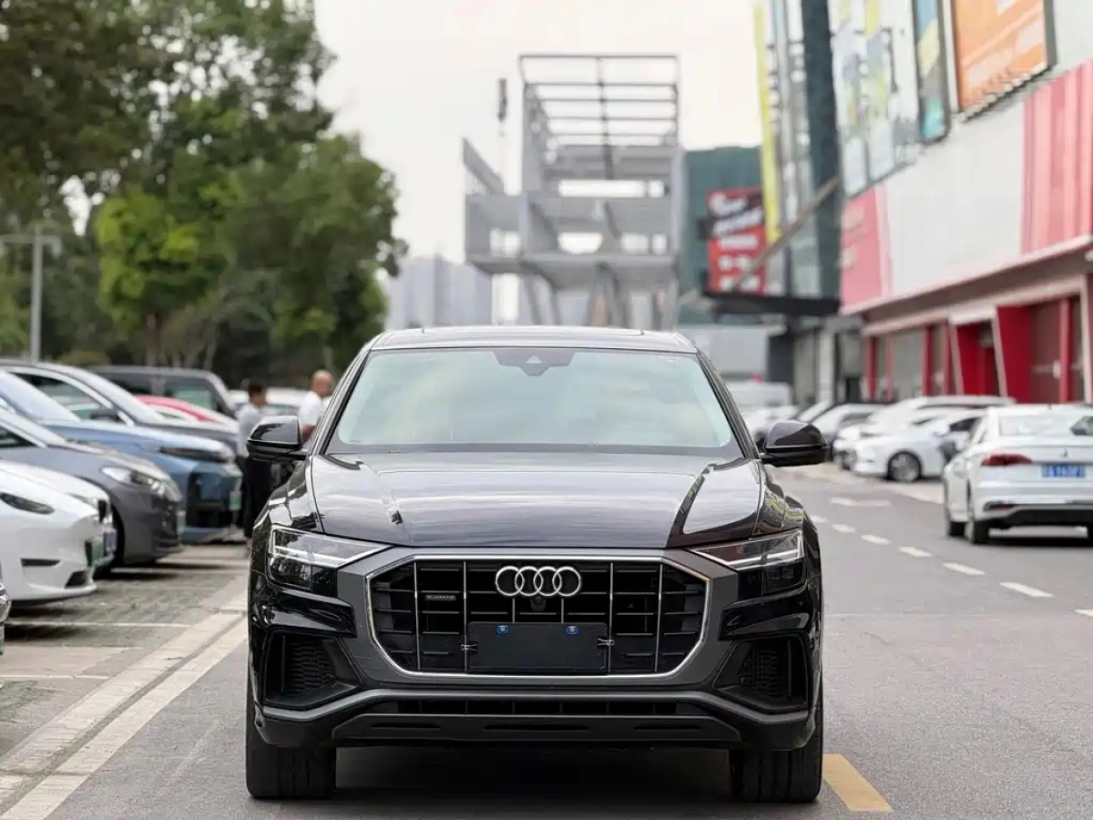AUDI Q8