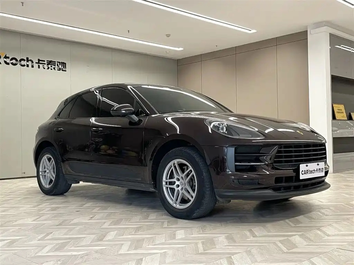 PORSCHE MACAN