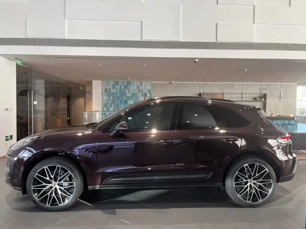 PORSCHE MACAN