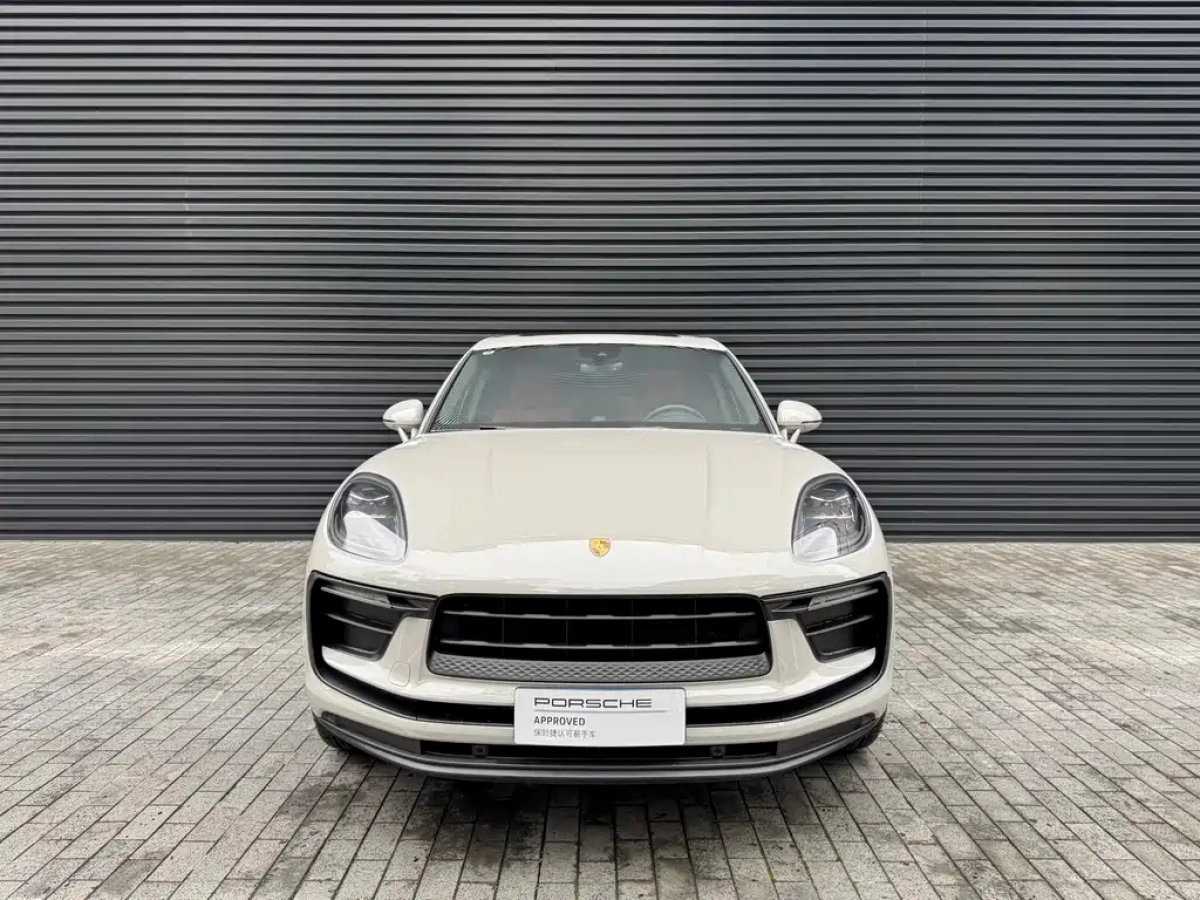 PORSCHE MACAN