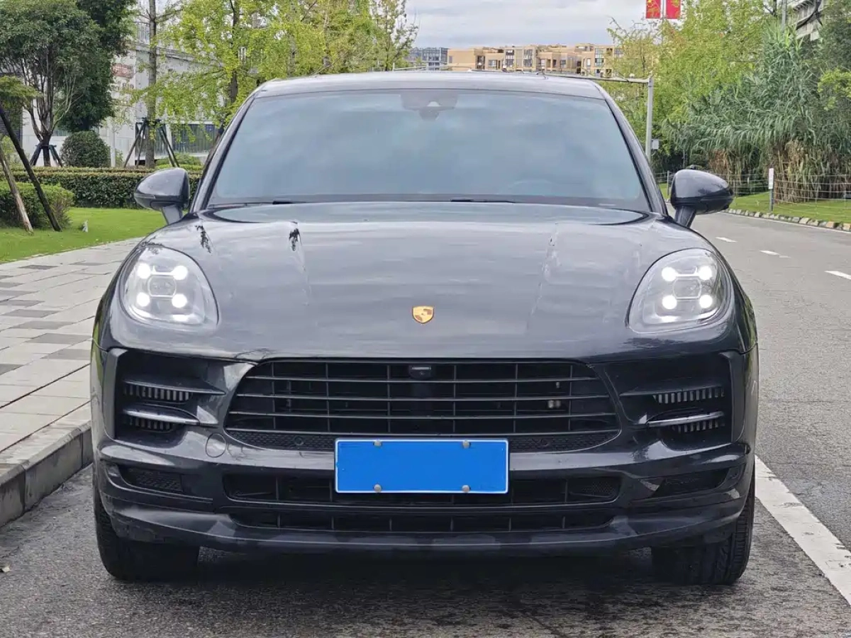 PORSCHE MACAN
