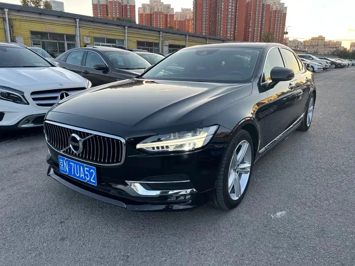 VOLVO S90