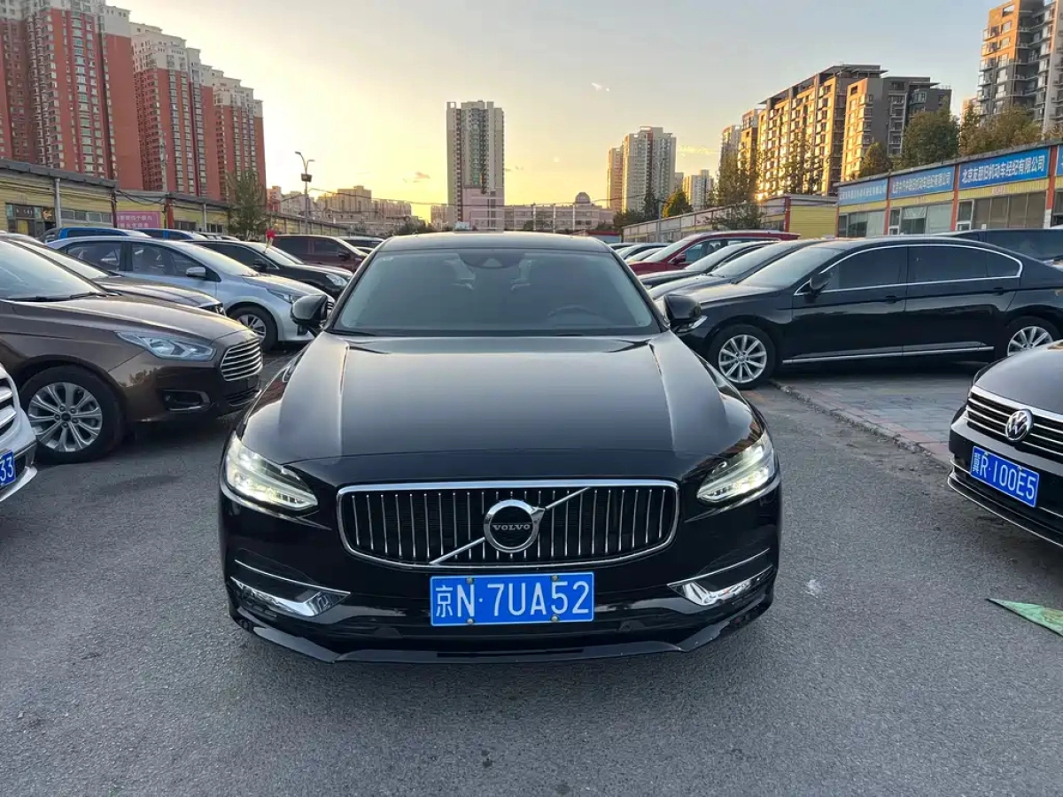 VOLVO S90