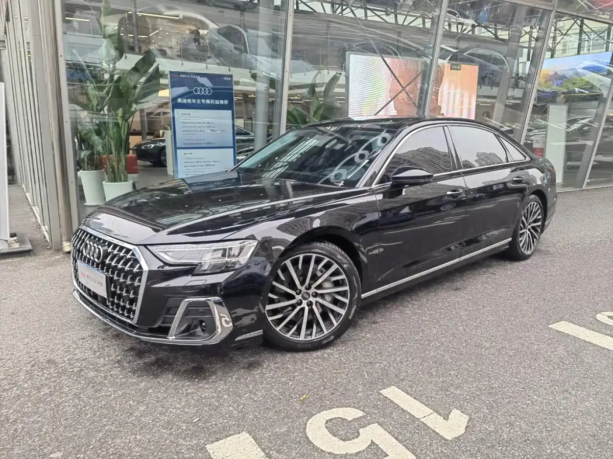 AUDI A8  2025