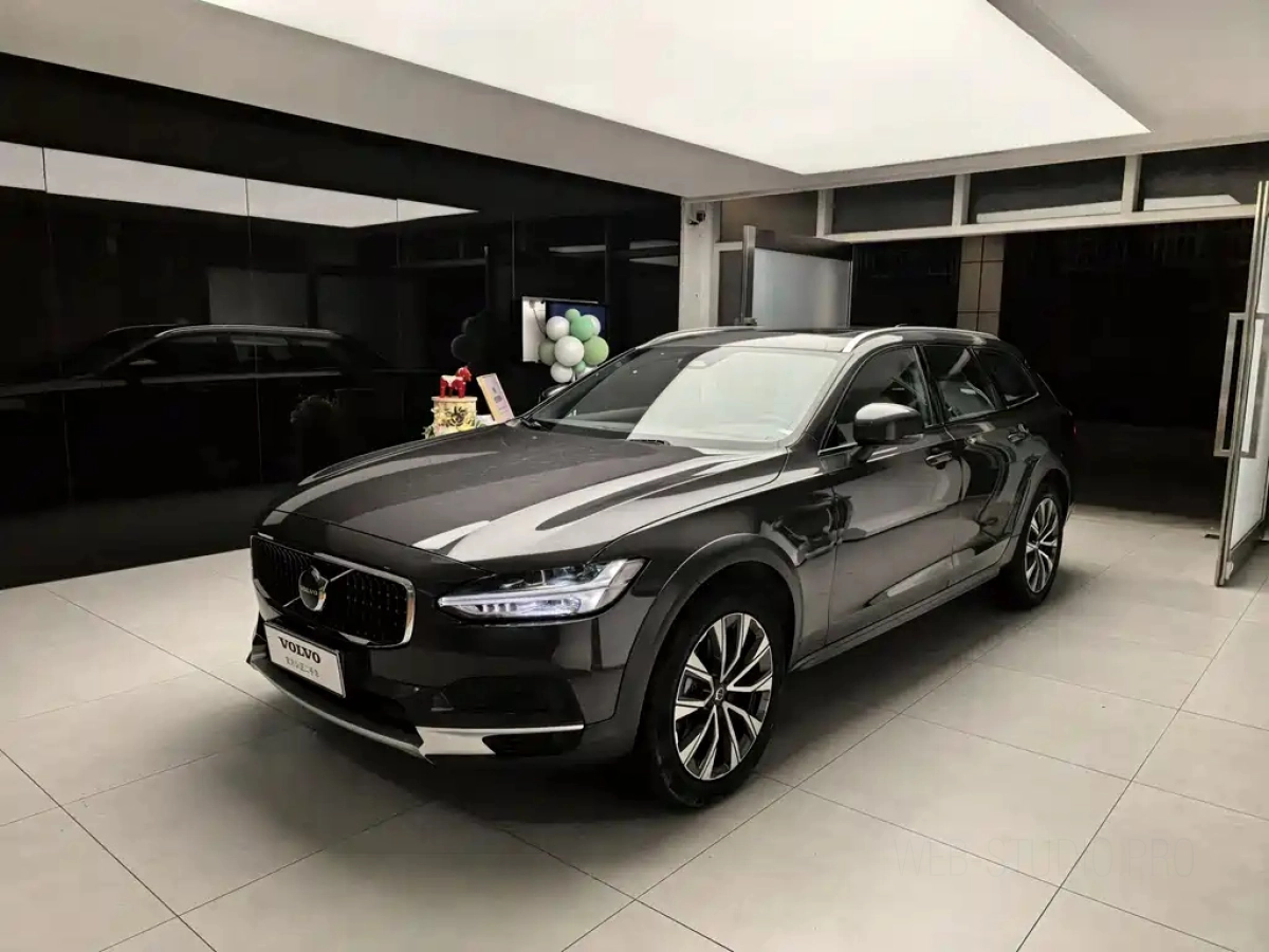 VOLVO V90  2024