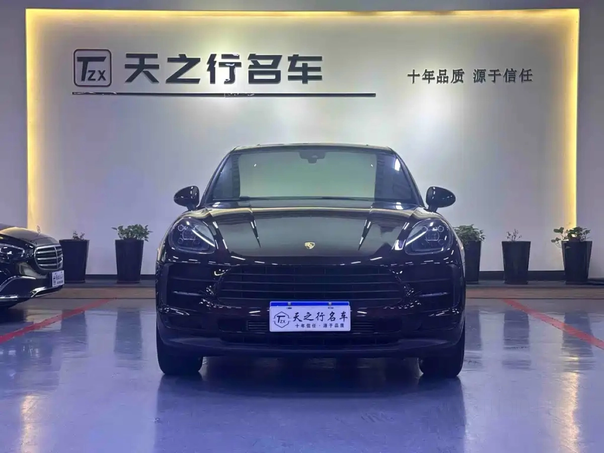 PORSCHE MACAN