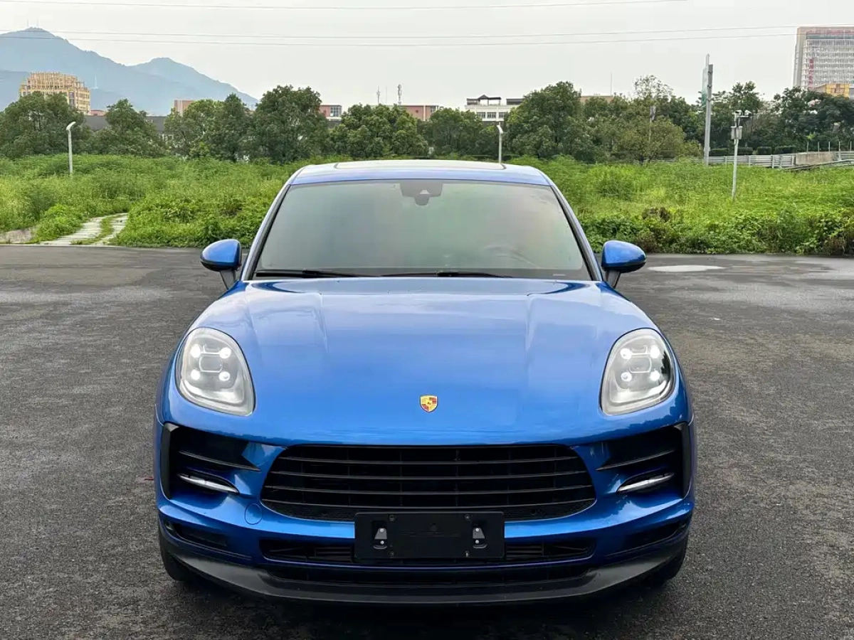 PORSCHE MACAN