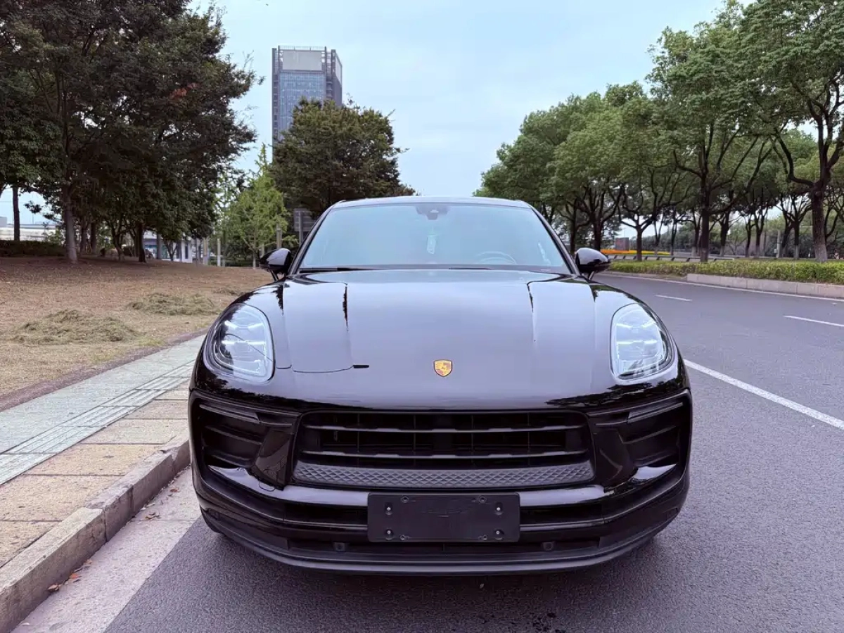 PORSCHE MACAN