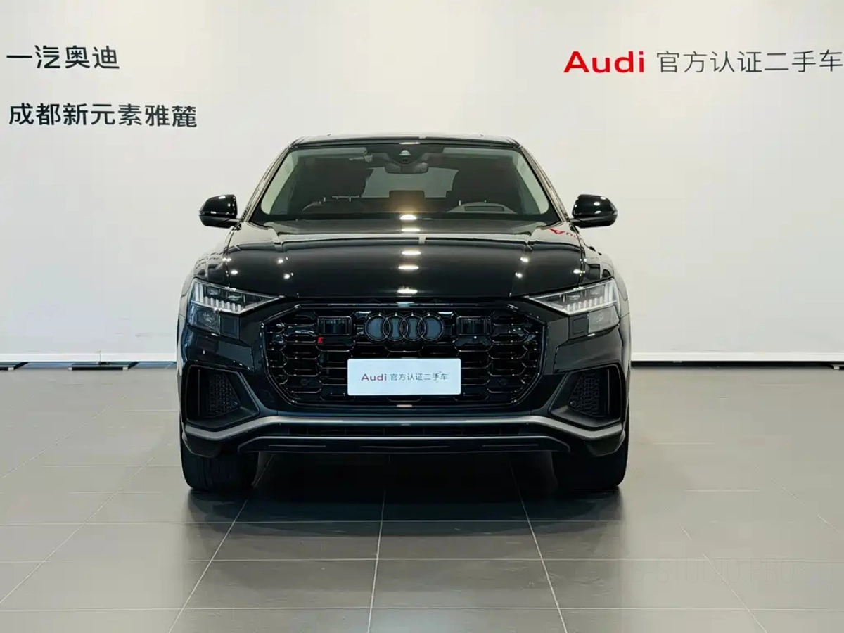 AUDI Q8
