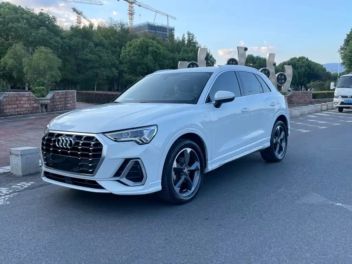 AUDI Q3