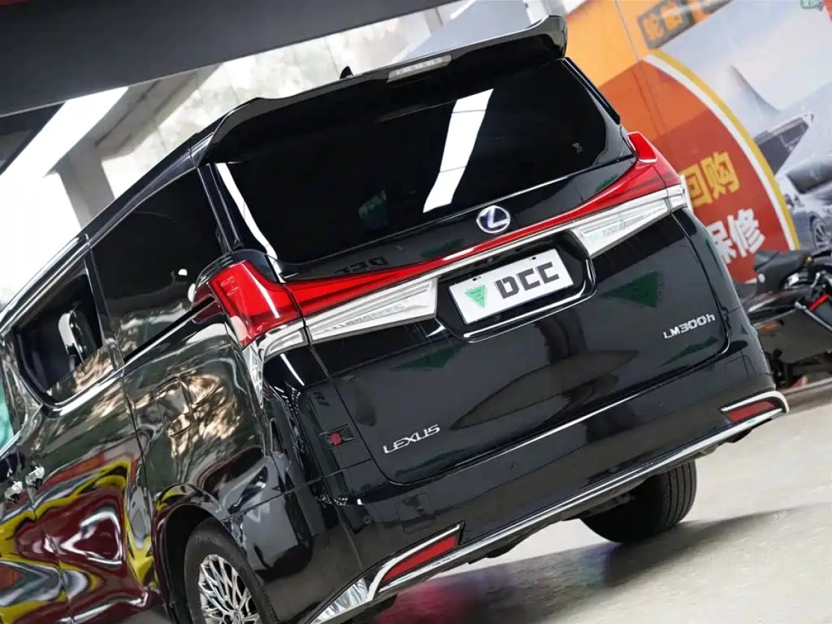 LEXUS LM