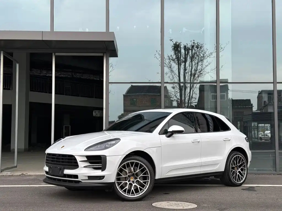 PORSCHE MACAN